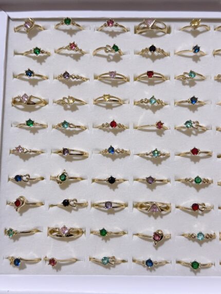 Pack X 1 anillo de dorado engastado con gemas artificiales color surtidos