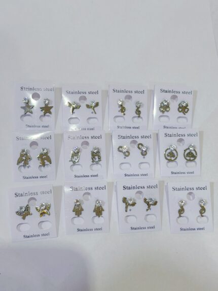Pack  X 12 pares  Aritos Engarzados Strass  y modelo surtidos Acero Quirúrgico color plateado